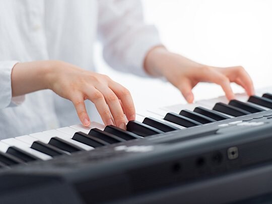 Anslagskänsligt klaviatur ger uttrycksfull dynamisk kontroll.