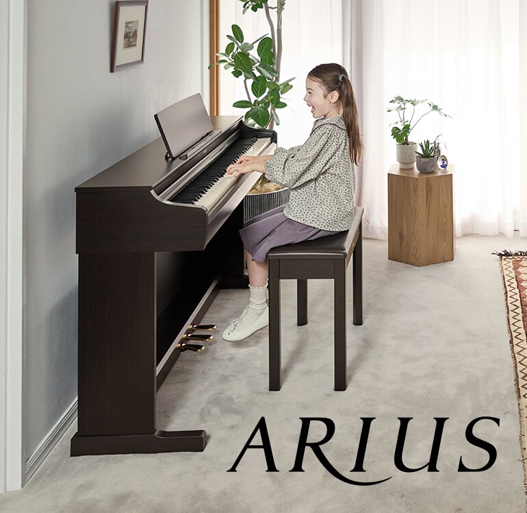 En flicka som spelar på ett ARIUS digitalpiano hemma och visar upp en ständigt växande musikalitet och ett djupare känslomässigt uttryck.