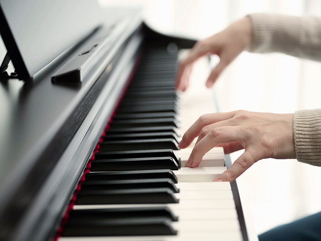 Den naturliga och jämna spelkänslan i ARIUS-klaviaturen, som i hög grad påminner om känslan hos ett akustiskt piano.