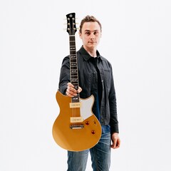 Chris Buck visar stolt upp sin Signature Revstar RS02CB