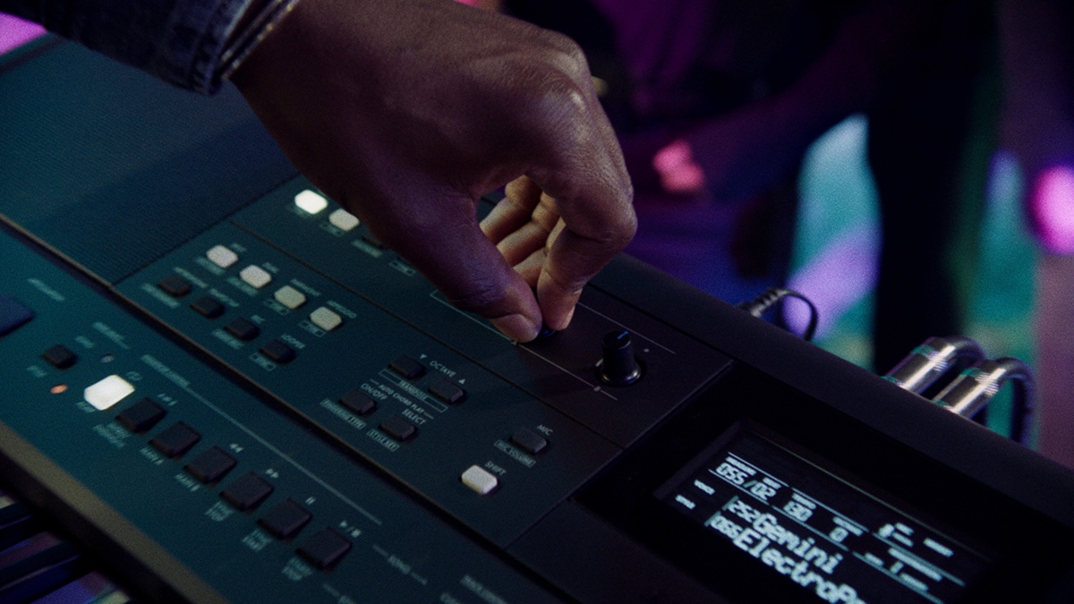 En person styr Live Control Knobs på PSR-E583