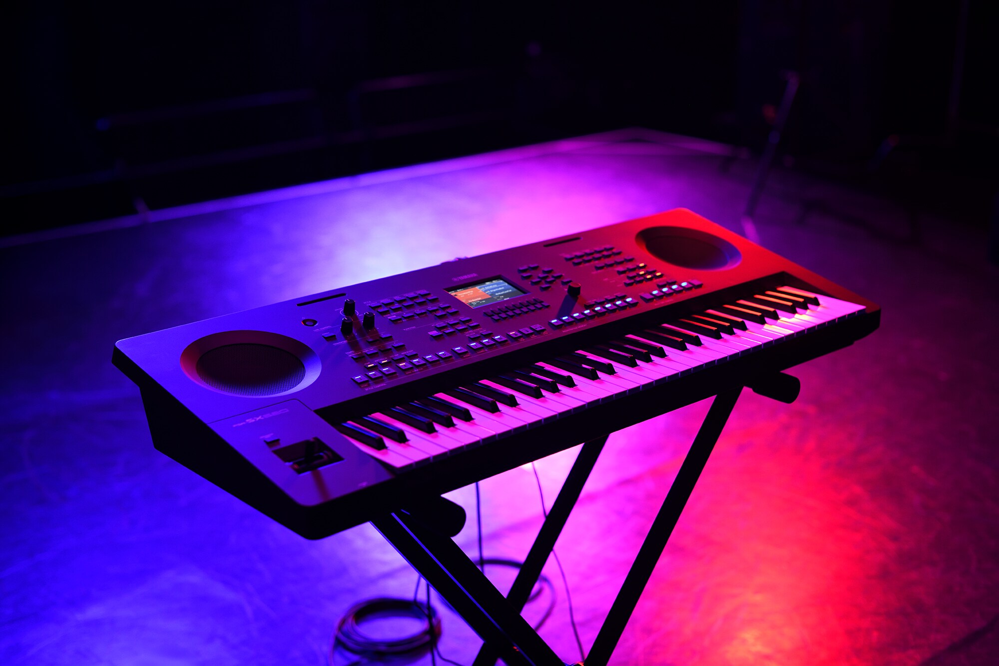 Ett keyboard på ett stativ i scenbelysning