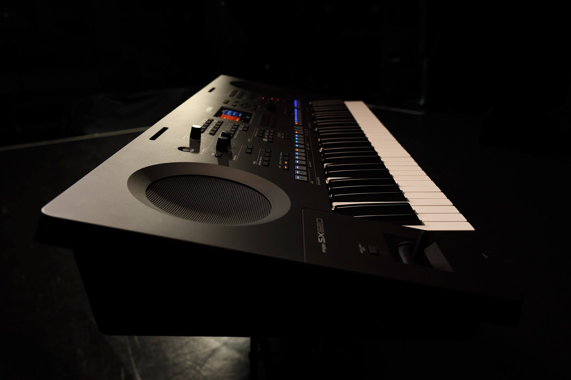 Ett keyboard på ett stativ i scenbelysning