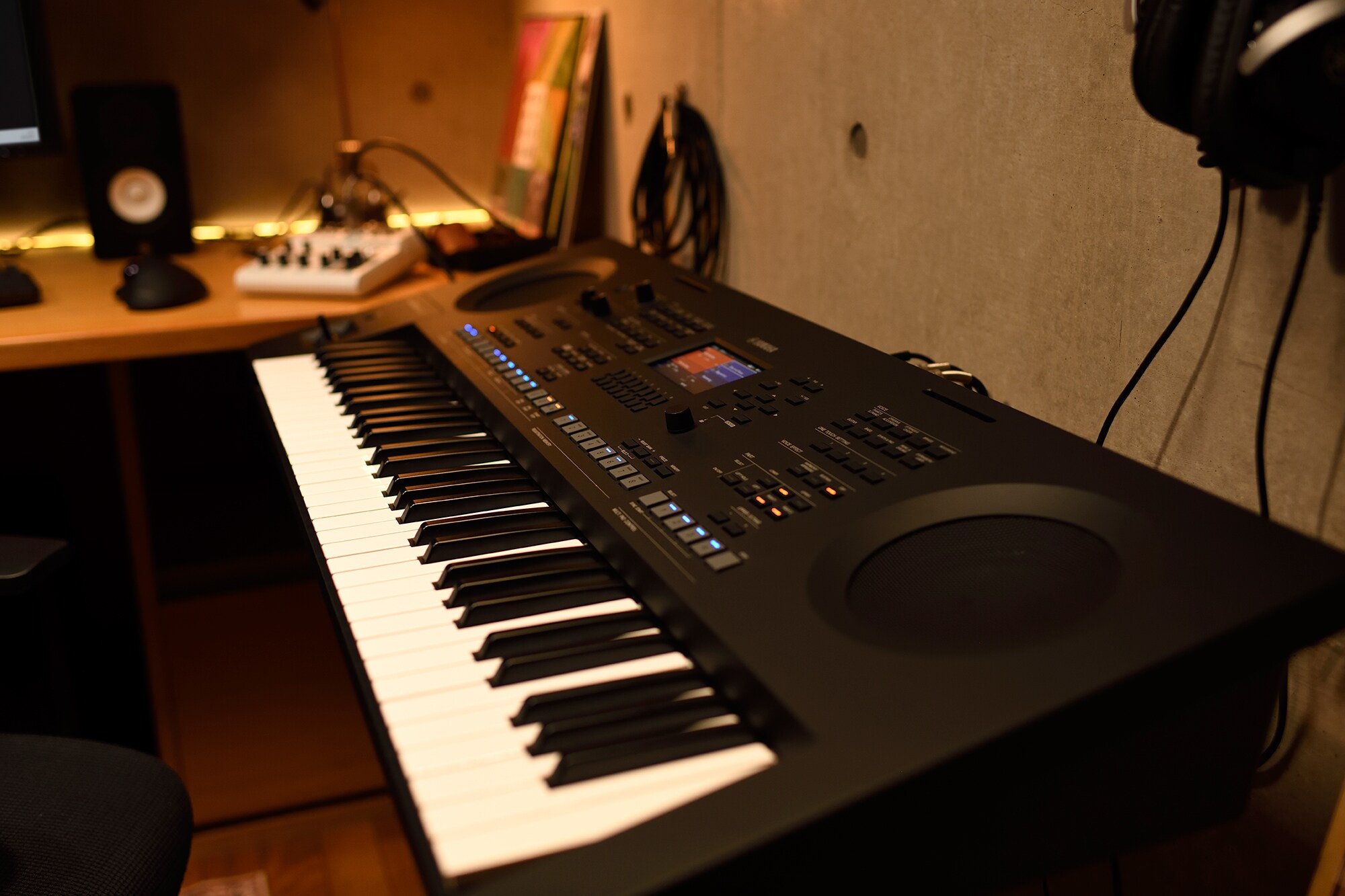 En musikarbetsplats hemma med en dator och ett keyboard