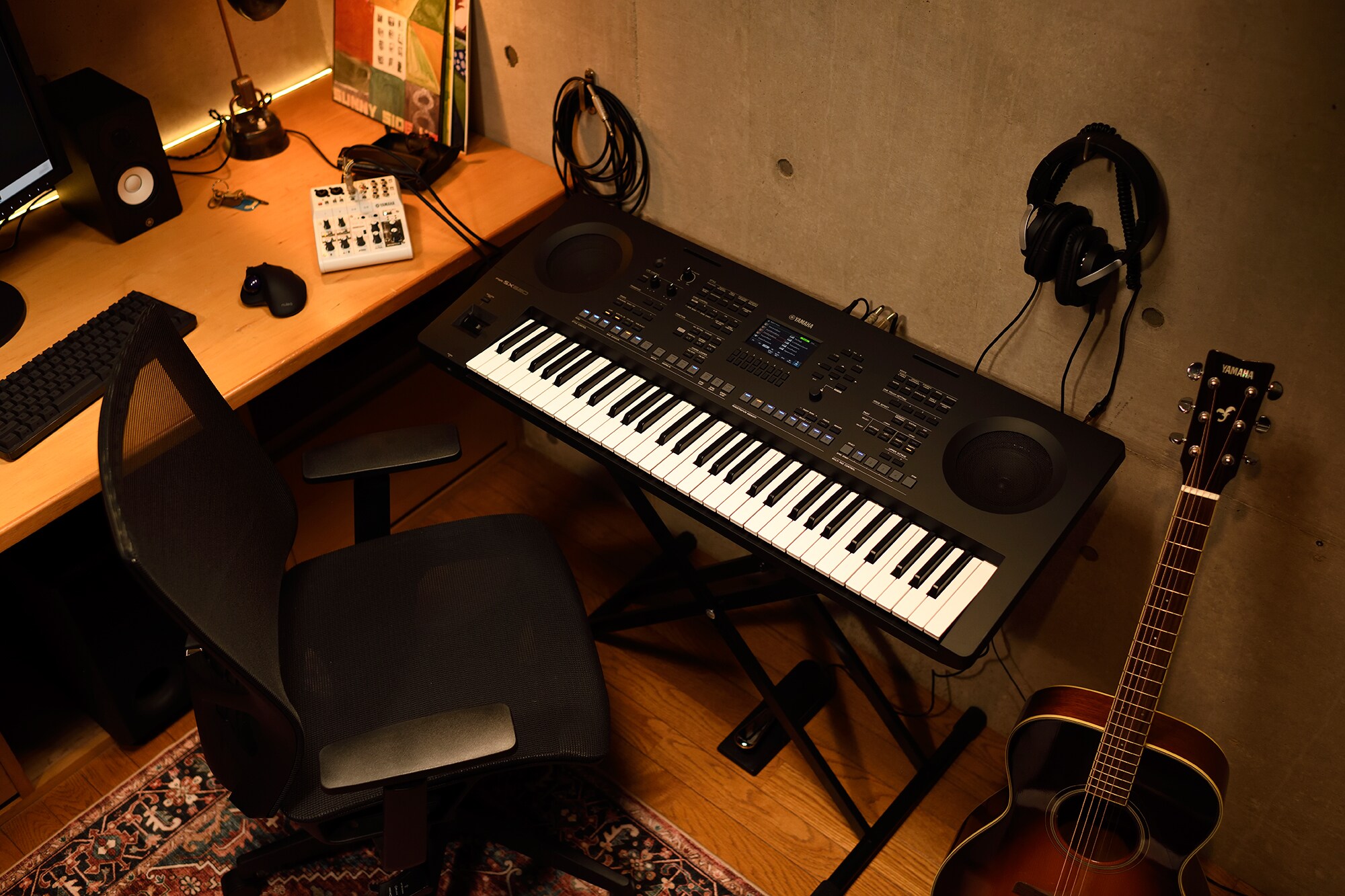 En musikarbetsplats hemma med en dator och ett keyboard