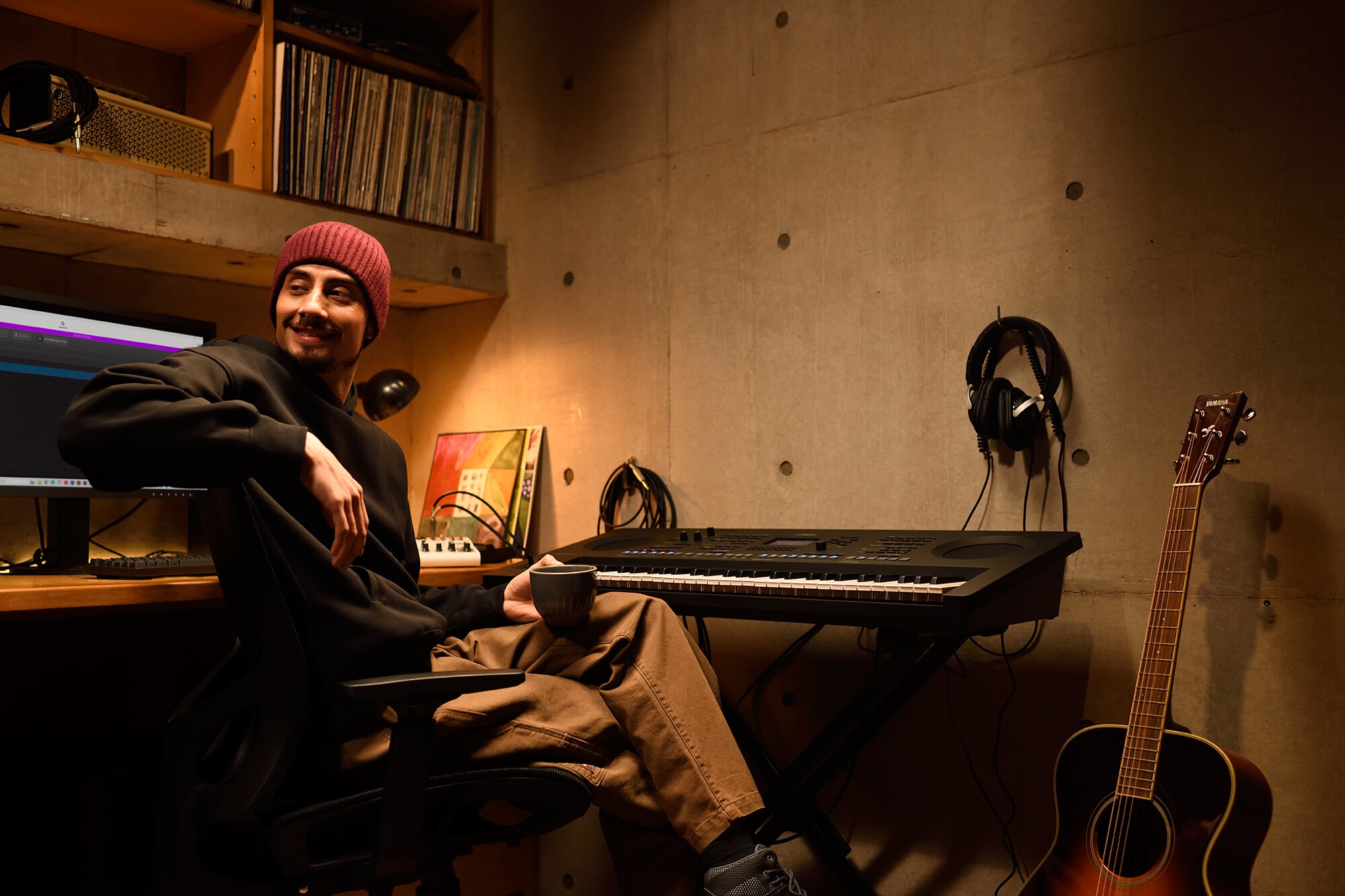 En musikarbetsplats hemma med en dator och ett keyboard, där en keyboardist arbetar i sin hemmastudio