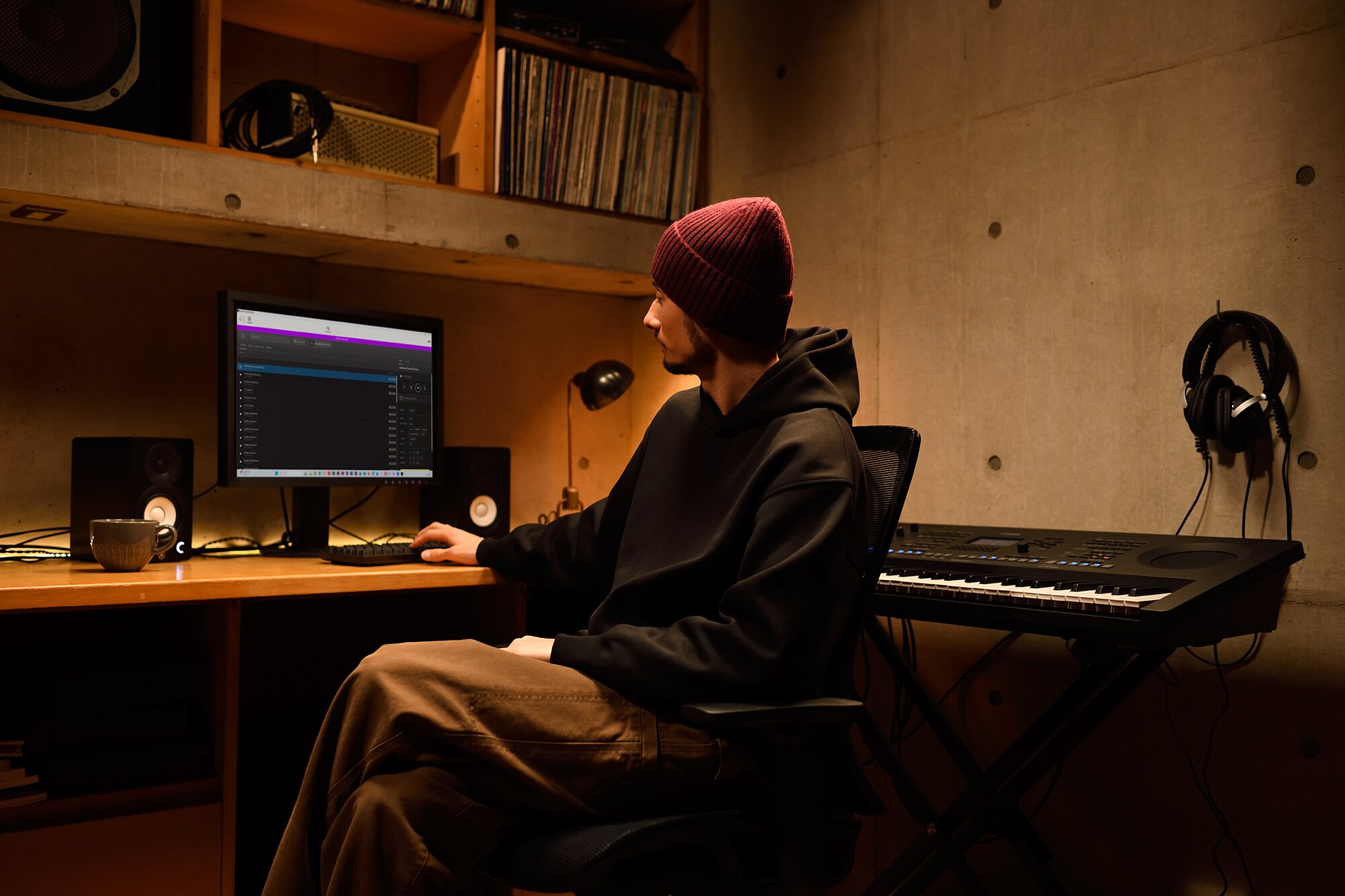 En musikarbetsplats hemma med en dator och ett keyboard, där en keyboardist arbetar i sin hemmastudio