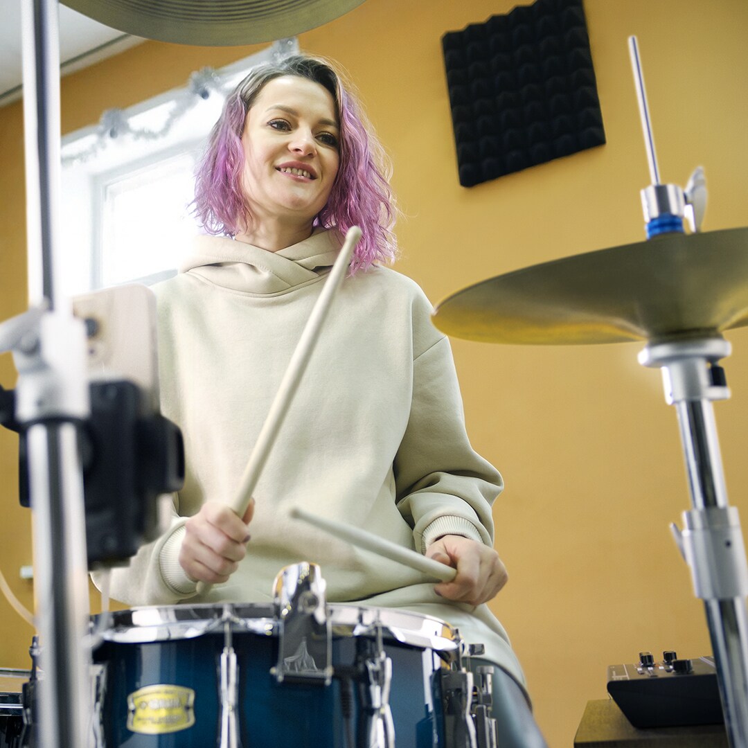 Trummis som spelar med medhörning av en förbättrad trummix skapad med Yamaha EAD20.