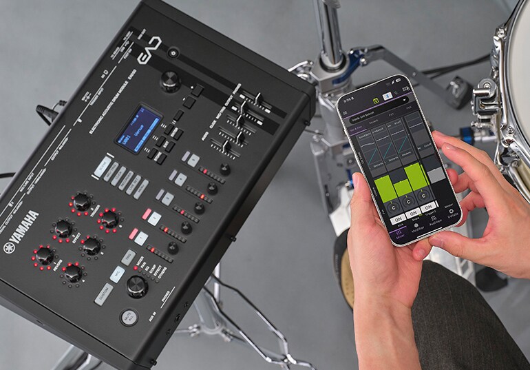 En användare som styr EAD50 med appen EAD Touch