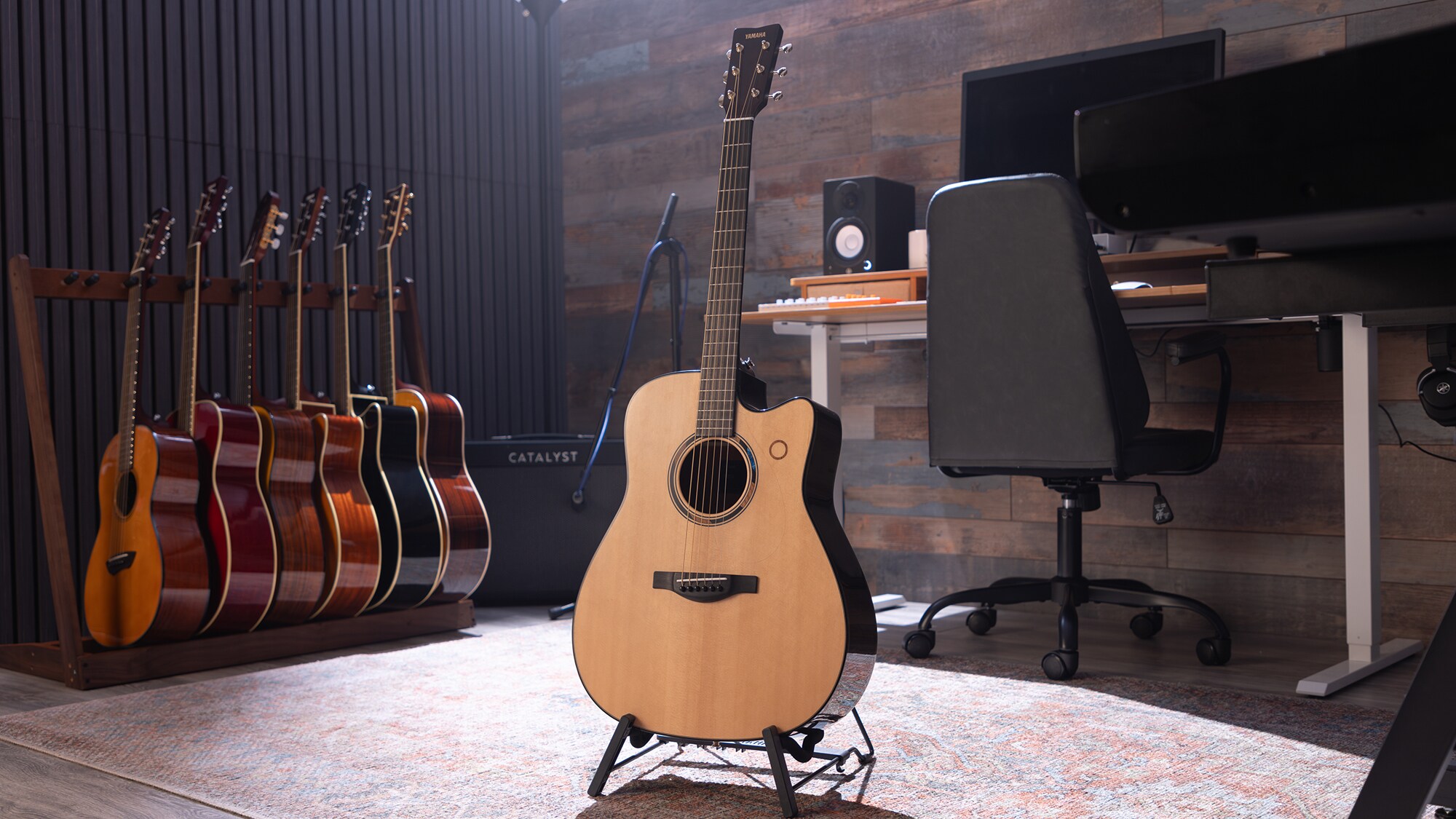En akustisk TAG3 C-gitarr placerad i mitten av en hemmastudio
