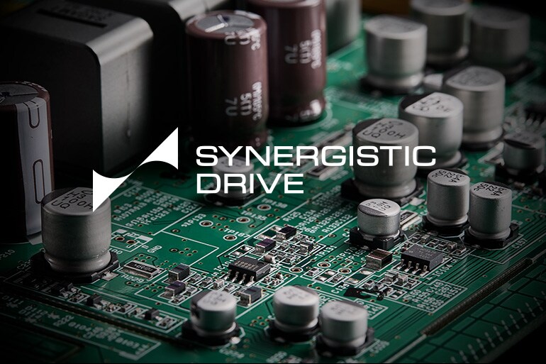 Den interna förstärkarkretsen i NX-70A och Synergistic Drive-logotypen