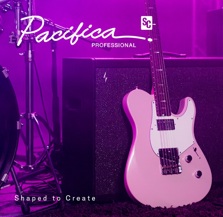 Pacifica SC Standard Plus (PACS+11S ASP) placerad bredvid en gitarrförstärkare