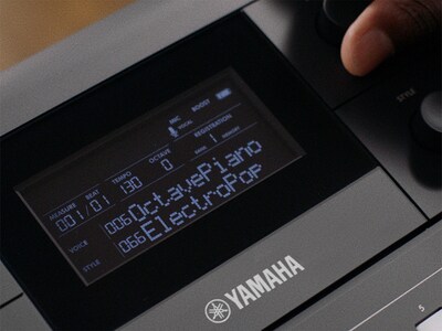 PSR-E483 Huvudbild av mittskärmen