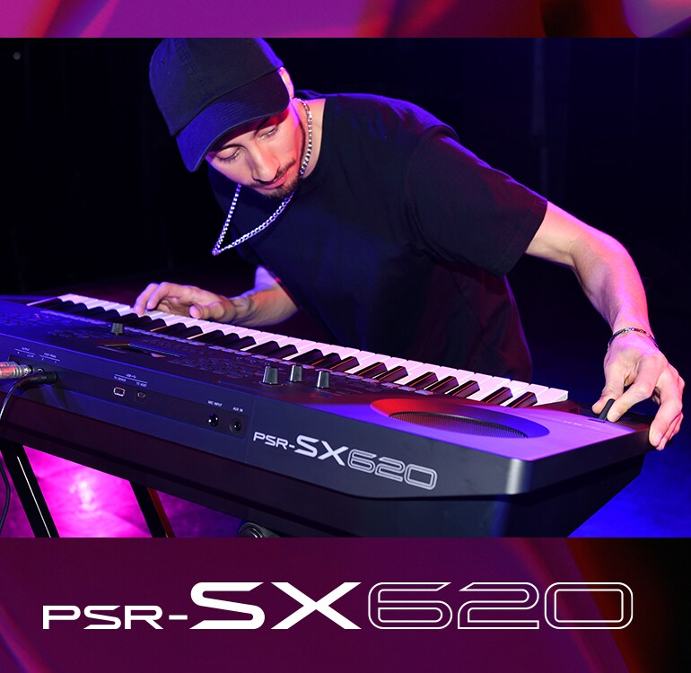 Musiker som spelar på ett PSR-SX620-keyboard på scen.