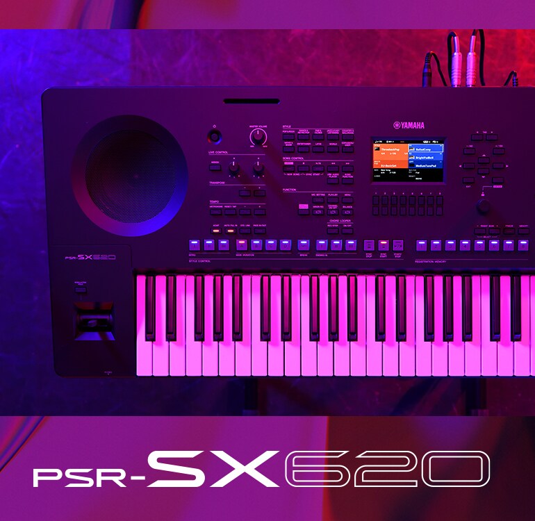 Vy ovanifrån av ett PSR-SX620-keyboard i scenbelysning.