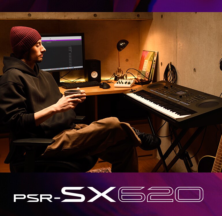 Person som sitter vid ett PSR-SX-keyboard i en hemmastudio och dricker kaffe.