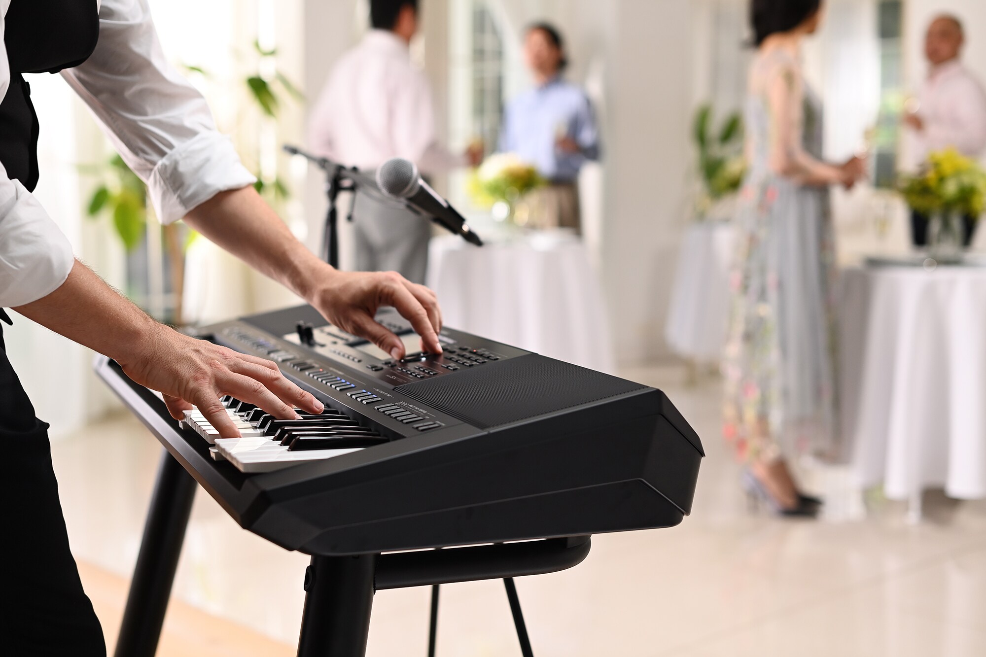 Yamaha Arranger Workstation PSR-SX720+ som spelas i en festlokal