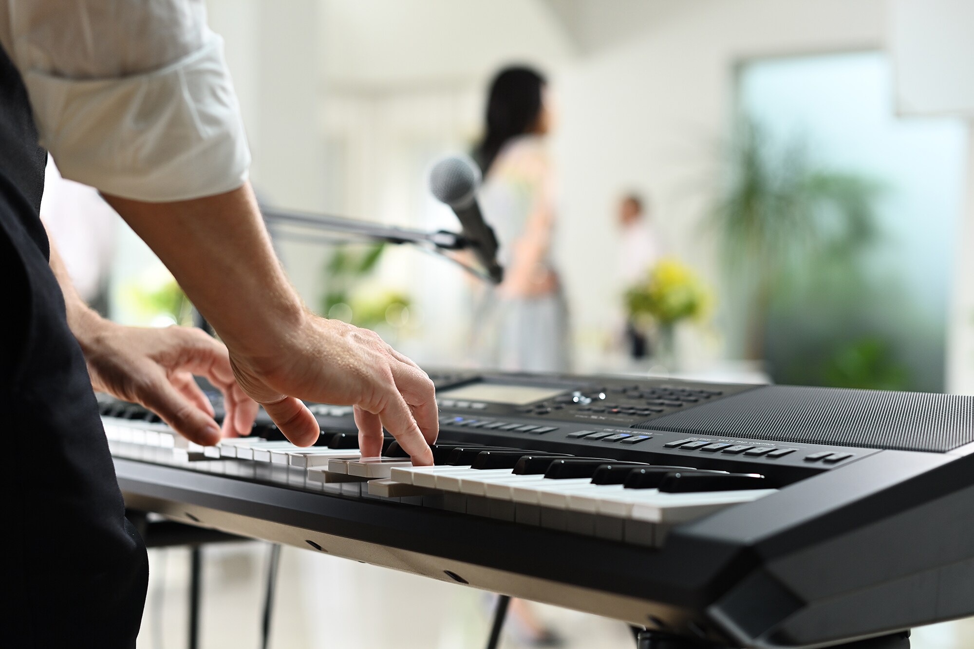 Yamaha Arranger Workstation PSR-SX720+ som spelas i en festlokal