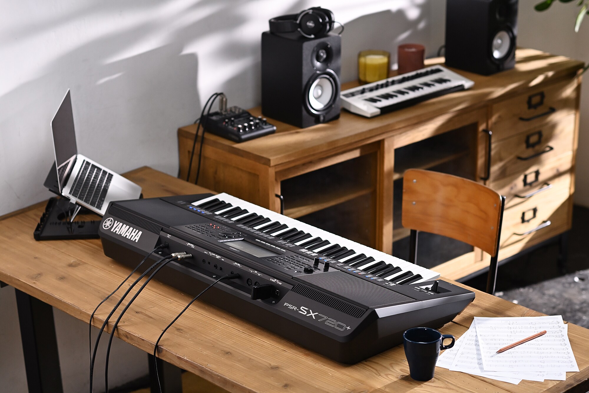Yamaha Arranger Workstation PSR-SX720+ på ett skrivbord