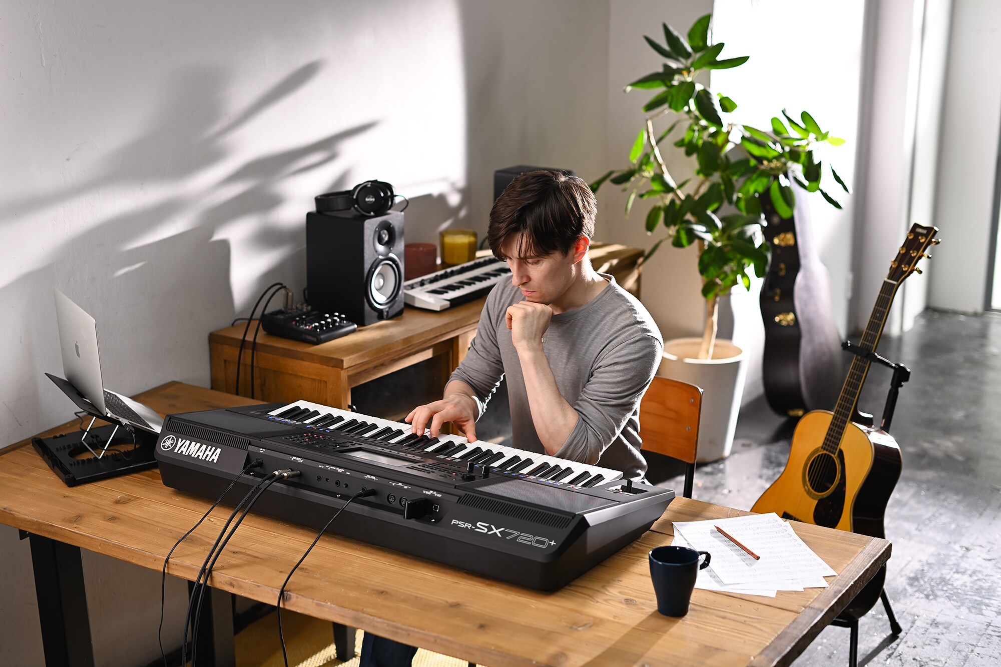 Foto av en person som spelar på Yamaha Arranger Workstation PSR-SX720+