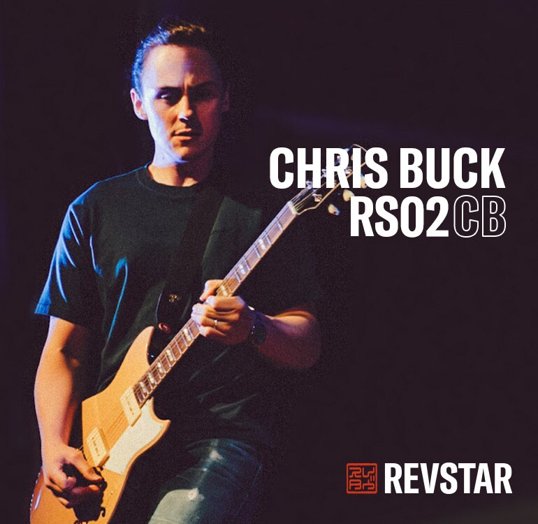 Chris Buck uppträder på sin Signature Revstar RS02CB