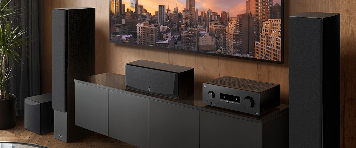 RX500A, en centerhögtalare, fronthögtalare och en subwoofer i ett rum.