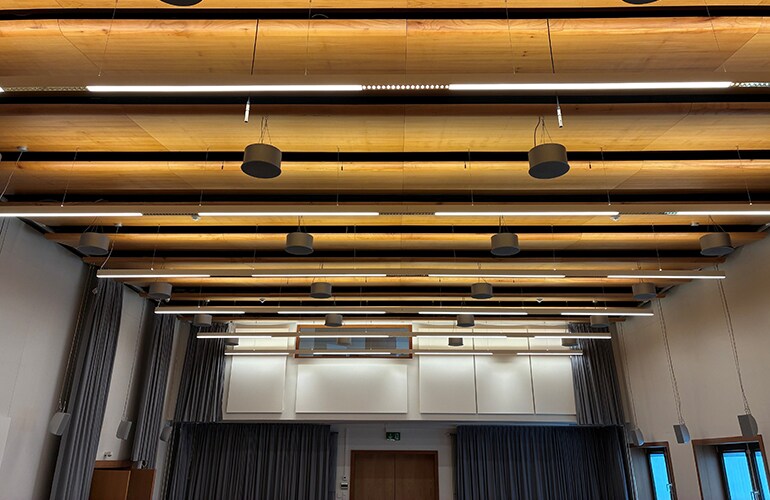 Rellingen training facility with ceiling-mounted audio equipment and presentation system.