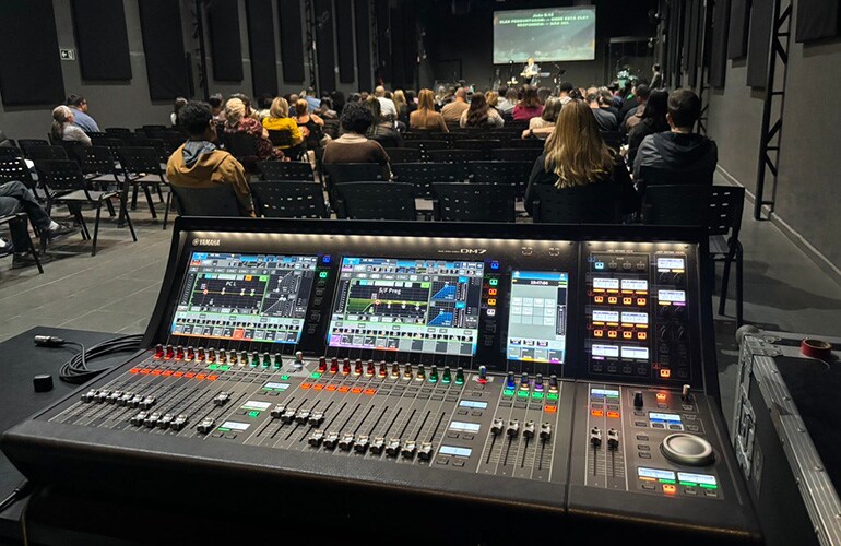 São Paulo training facility with digital mixing consoles and attendees in a professional audio training room.