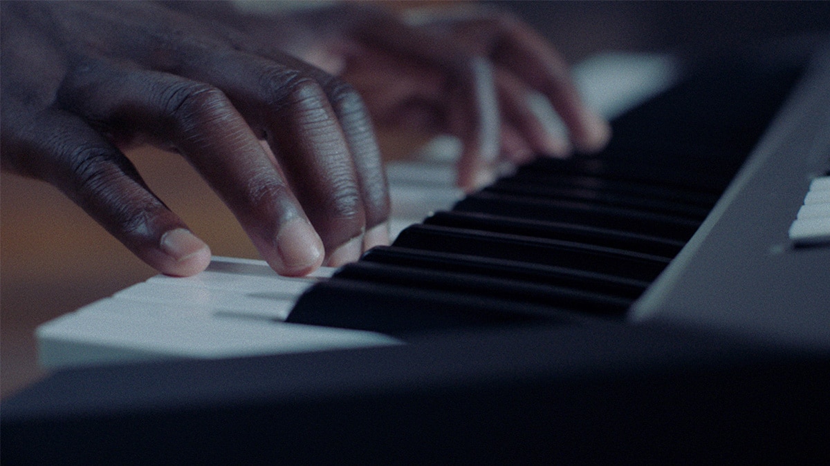 PSR-E583:s keyboard som spelas av en person