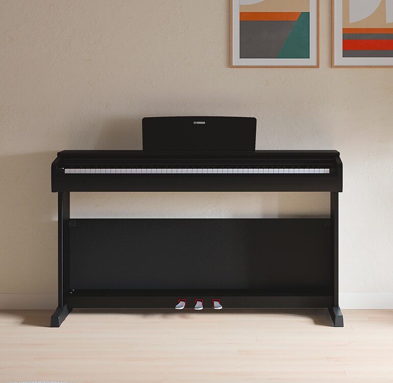 Ett vardagsrum med ett svart ARIUS-piano, krukväxter och en soffa, harmoniskt integrerat med inredningen