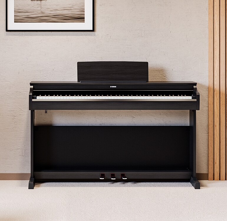 Ett vardagsrum med ett svart ARIUS-piano, krukväxter och en soffa, harmoniskt integrerat med inredningen