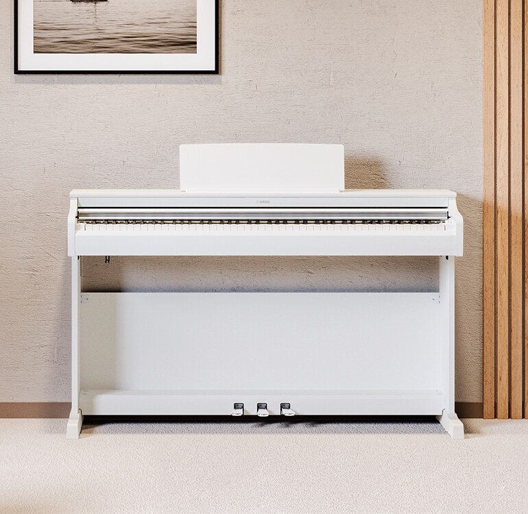 Ett vardagsrum med ett vitt ARIUS-piano, krukväxter och en soffa, harmoniskt integrerat med inredningen