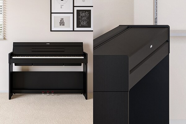 Ett ARIUS-piano som smälter in i vardagsrummets inredning, och ett ARIUS-piano med en planare och mer kompakt design tack vare att locket är stängt