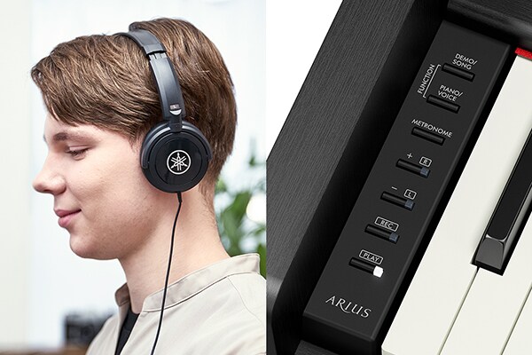 Spel på ett ARIUS-piano med hörlurar, och en bild av kontrollpanelen
