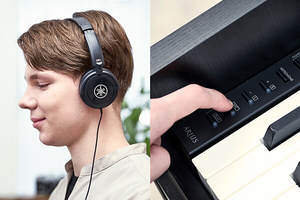 Spel på ett ARIUS-piano med hörlurar och användning av kontrollpanelens knappar