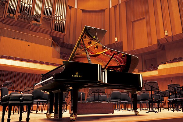 Yamaha CFX-konsertflygel på en konsertscen