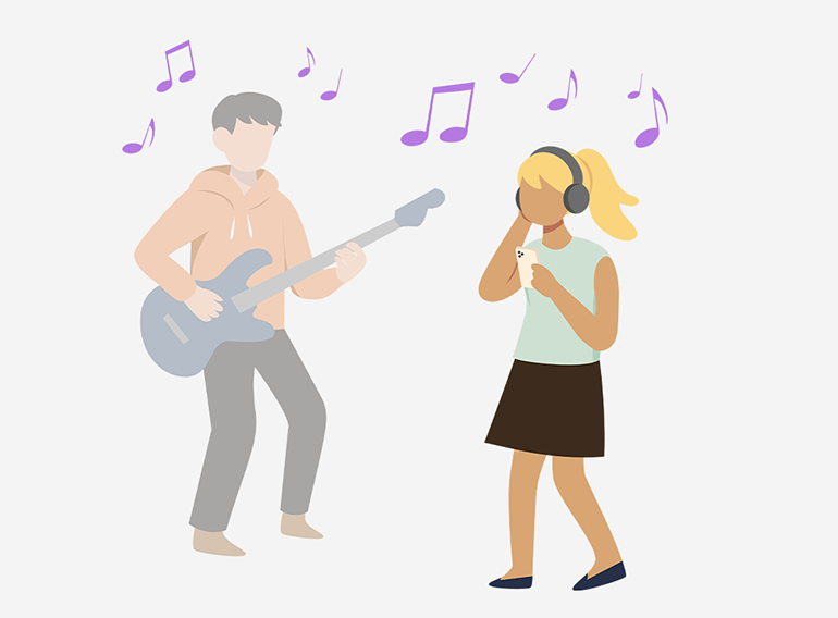 En kvinna lyssnar uppmärksamt på fraser för varje instrument medan hon justerar volymen i musikövningsappen Extrack.