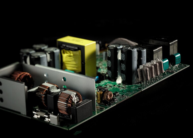 6 - 2 000 W Klass D-högeffektsförstärkare