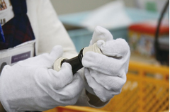 Inspektör som kontrollerar en blockflöjt