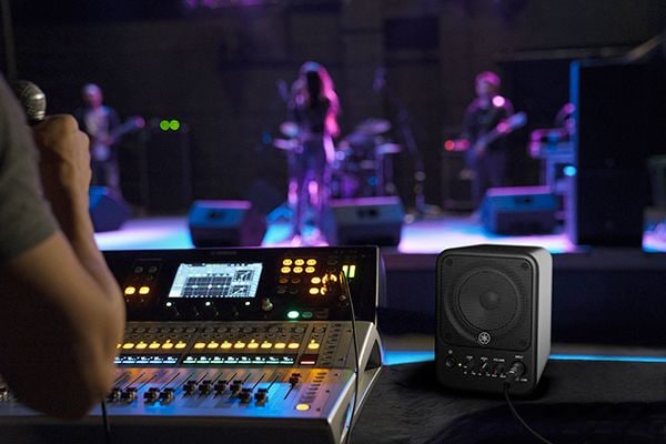Yamaha MS101-4: Communications between FOH and Monitor engineers