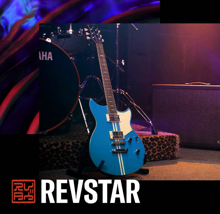 Elgitarr Revstar Professional ”RSP20 SWB” placerad framför ett Yamaha-trumset